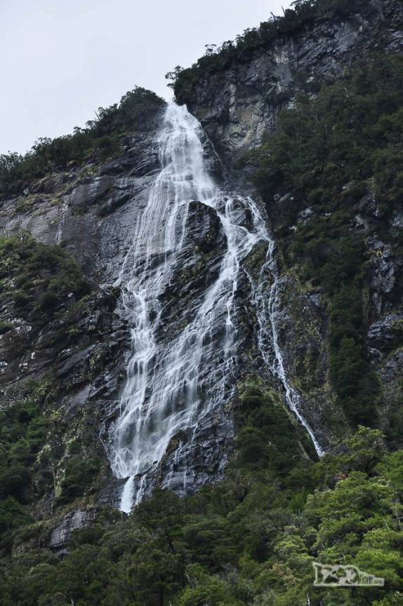 Mais uma cachoeira nas enormes paredes do Valle Los Exploradores, perto da Carretera Austral, região de Puerto Rio Tranquilo, no sul do Chile